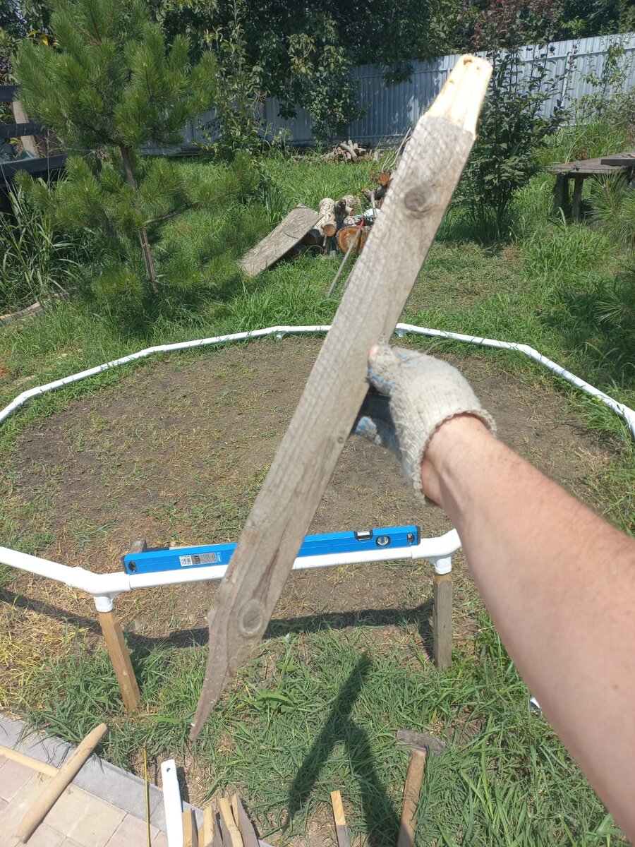 Так как в моем каркасном бассейне (intex) опоры в местах крепления к каркасу имеют овальную форму, пришлось застрогать доски ножом. С другой стороны заострил электролобзиком для углубления в землю. 