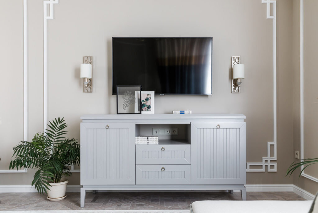 Молодая женщина приобрела эту квартиру в Краснодаре для своей мамы — женщины средних лет с изысканными вкусами. Воплотить их в жизнь взялась местная студия дизайна интерьеров — BonTon.-5