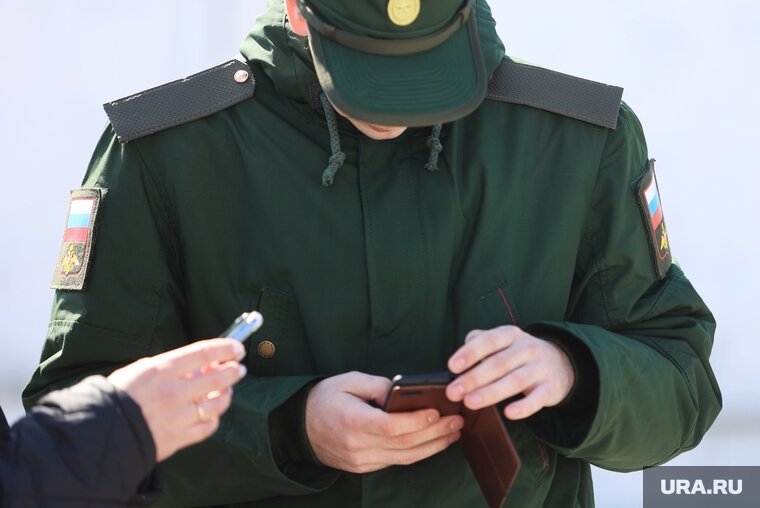    Бойцы пообщались с родными через телемост
