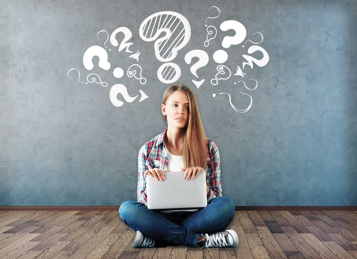 Саморазвитие и самореализация. Подростковый возраст. Самопознание студента. Девочка сидит на книгах. Саморазвитие.