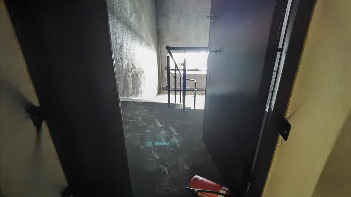     Эвакуировались сорок человек, пожарные вывели из огня восьмерых. На пожаре никто не пострадал