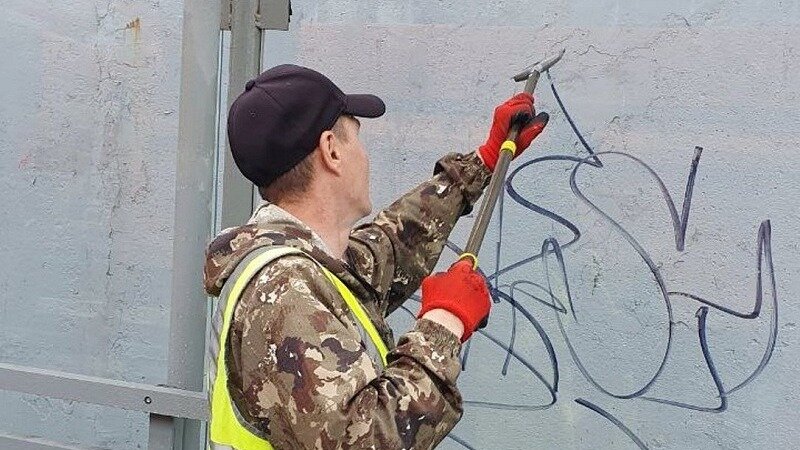     Сотрудники муниципального предприятия «Содержание городских территорий» очищают Владивосток от всевозможного мусора днём и ночью. Они наводят порядок на тротуарах, дорогах и разбирают незаконные строения.