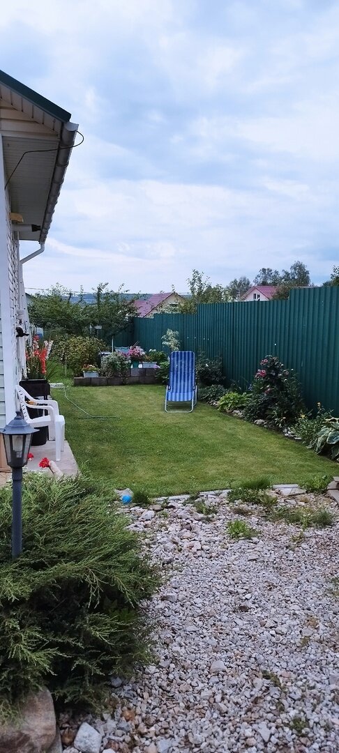 Вид на газон от ворот