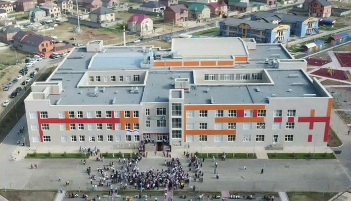 На фото: школа в Каспийске https://sdelanounas.ru/blogs/97477/