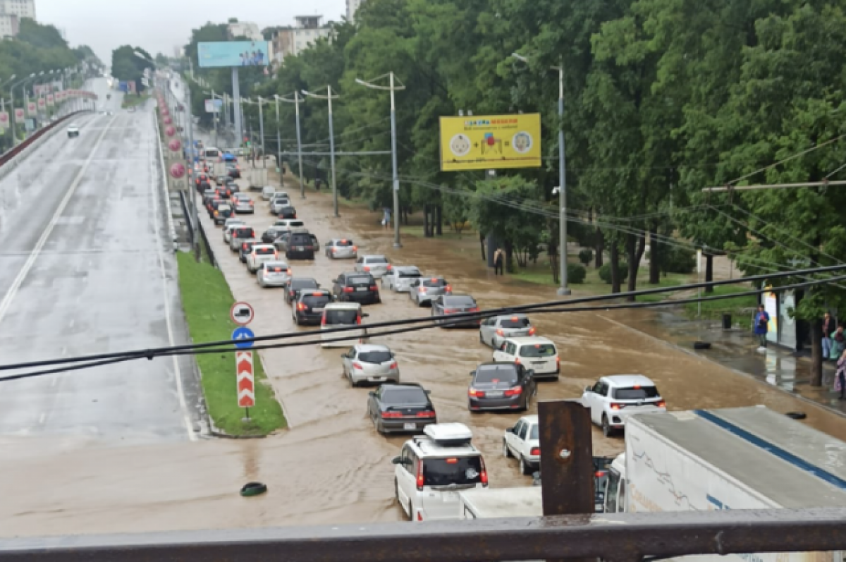    По крышу в воде.