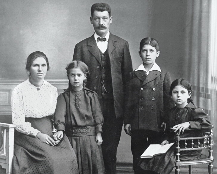 Анна Бурда (краяняя справа) с родителями, ,братом и сестрой