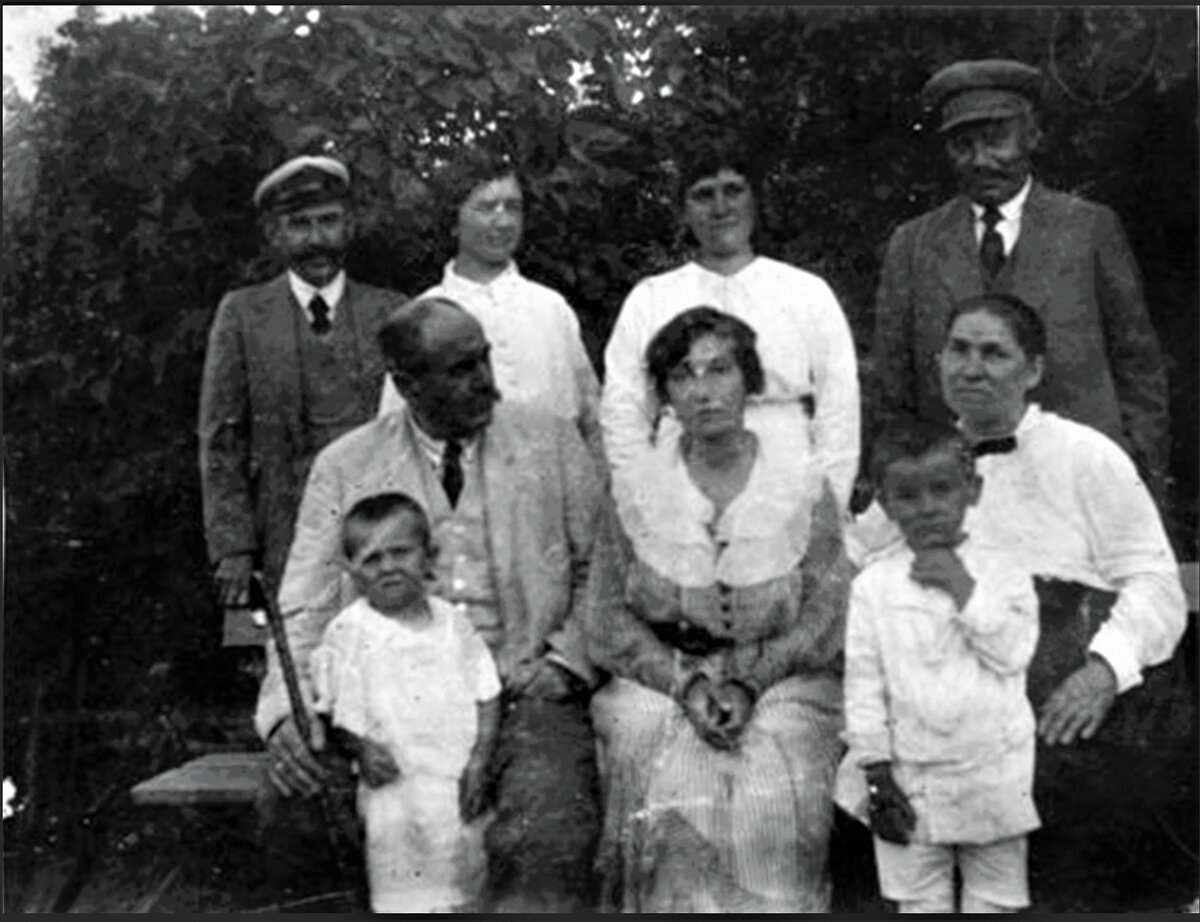 Сидят: дед Захар Щербак, его дочь Таисия, его жена Евдокия Григорьевна. Стоят (слева направо): сын Роман Щербак, его жена Ирина, дочь Мария и её муж Карпушин