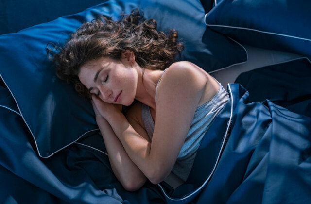 Давно известно, что спать в жару — не очень полезно для здоровья. Но существует ли оптимальная для любого человека температура, обеспечивающая комфортный сон?
