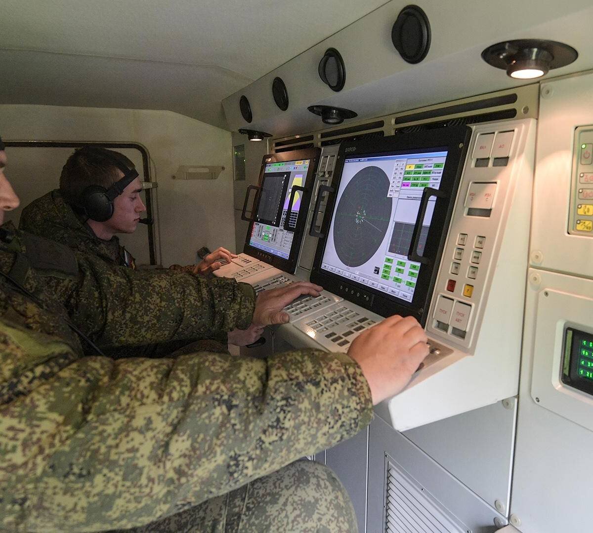 Военнослужащие в машине управления сил ПВО (Фото: ТАСС) 
