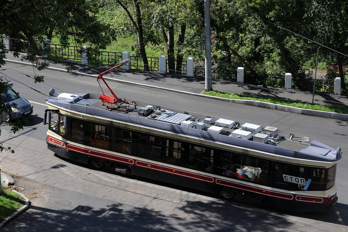 модель "ретро" вагона 71-415Р - оснащена кондиционером. Внутри детали (плафоны освещения, поручни и отделка стен и потолков) стилизованы под ретро, сидения выполнены из дерева.