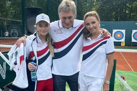 Злые языки говорят: Супруга Пескова - Татьяна Навка - имеет гражданство США. Дети Пескова - Ники, Елизавета, Мика и Дени - граждане Великобритании. Для Ники (Николай), Мики (Михаил) и Дени (Даниил) основной разговорный язык - английский. Для Елизаветы- французский. 
Общая дочь Пескова и Навки - Надежда - имеет (кроме российского) гражданство США и Франции.