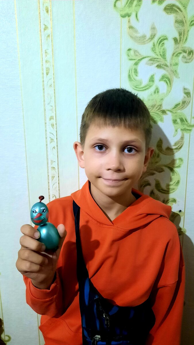 У Сёмки сегодня были первые уроки в художественной школе) лепили из пластилина, рисовали (только рисунков нет, он их там оставил). Ребёнку понравилось, сказал, что это прям его 😁