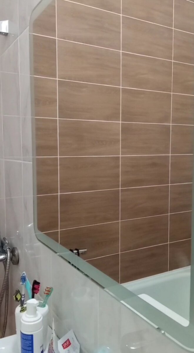 Зеркало подключено к светильнику, свет включён, а сенсорная кнопка включения  подсветки не горит