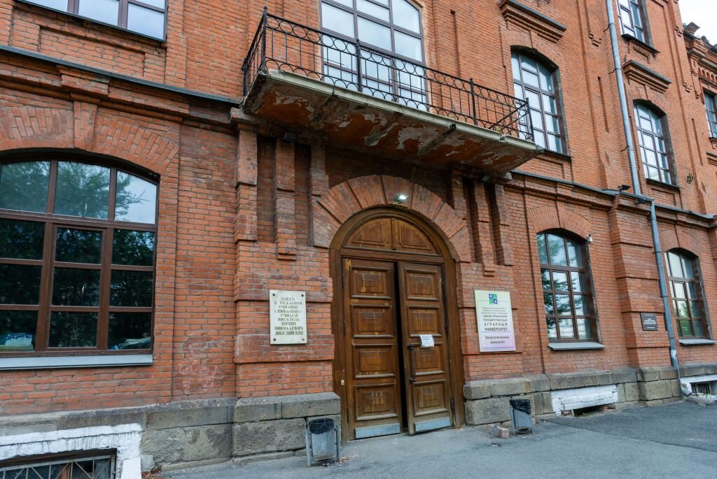 В архитектуре здания отразились эклектика и модерн. Фото Дмитрия Куткина (Вечерний Челябинск)