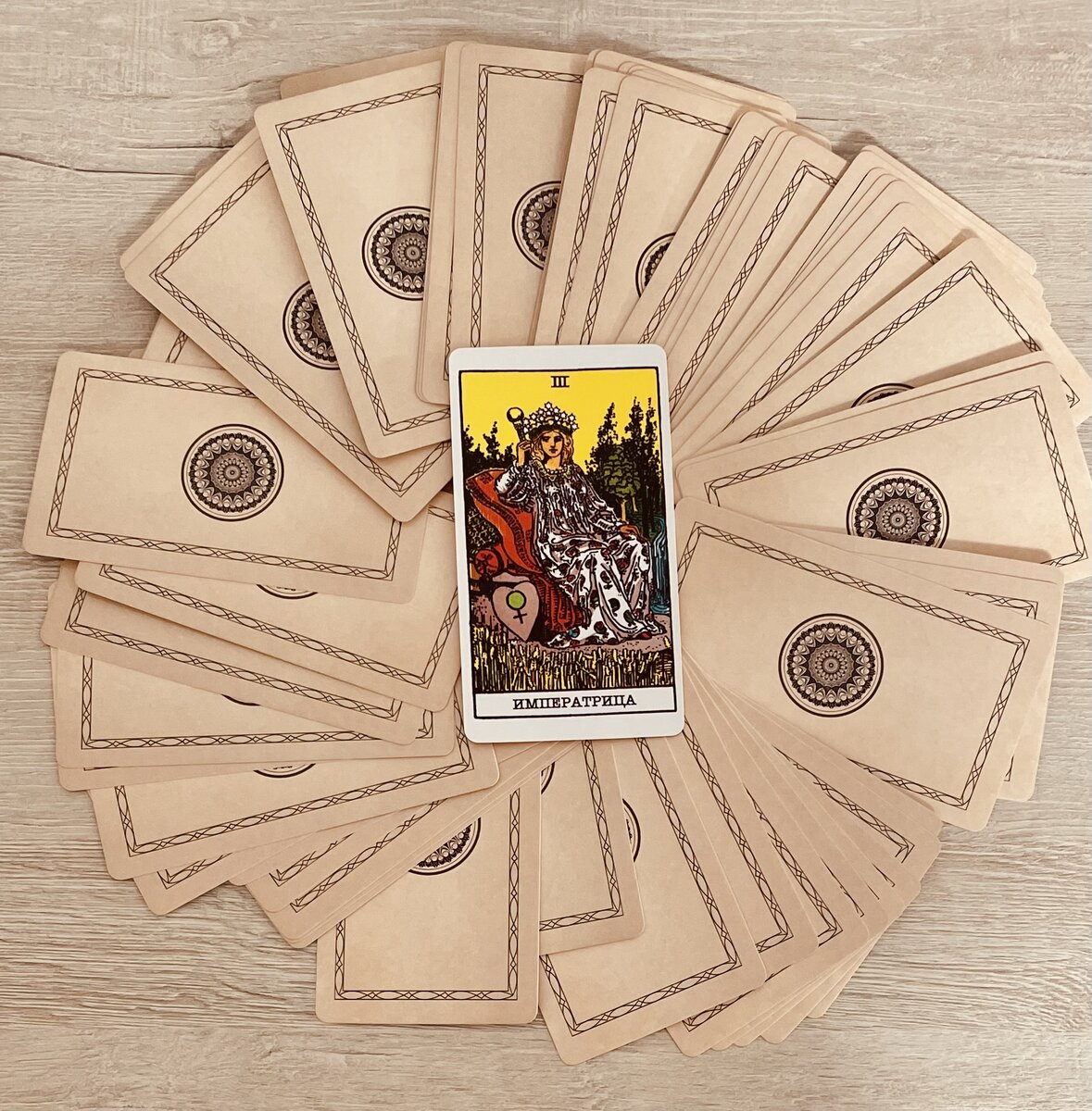 Мягкая, уютная женщина, в одеянии из гранатов - символа плодородия. От нее веет заботой и любовью