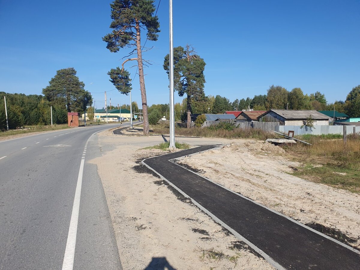    На подъезде к деревне Ушья по просьбам жителей построили тротуары