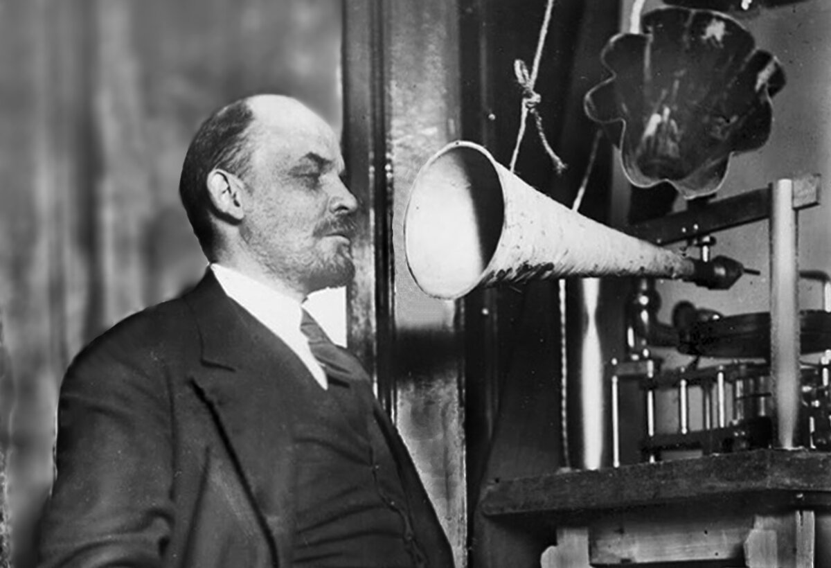 В.И. Ленин записывает свою речь на грампластинку. В 1919-1921 годах он записал 16 таких речей.