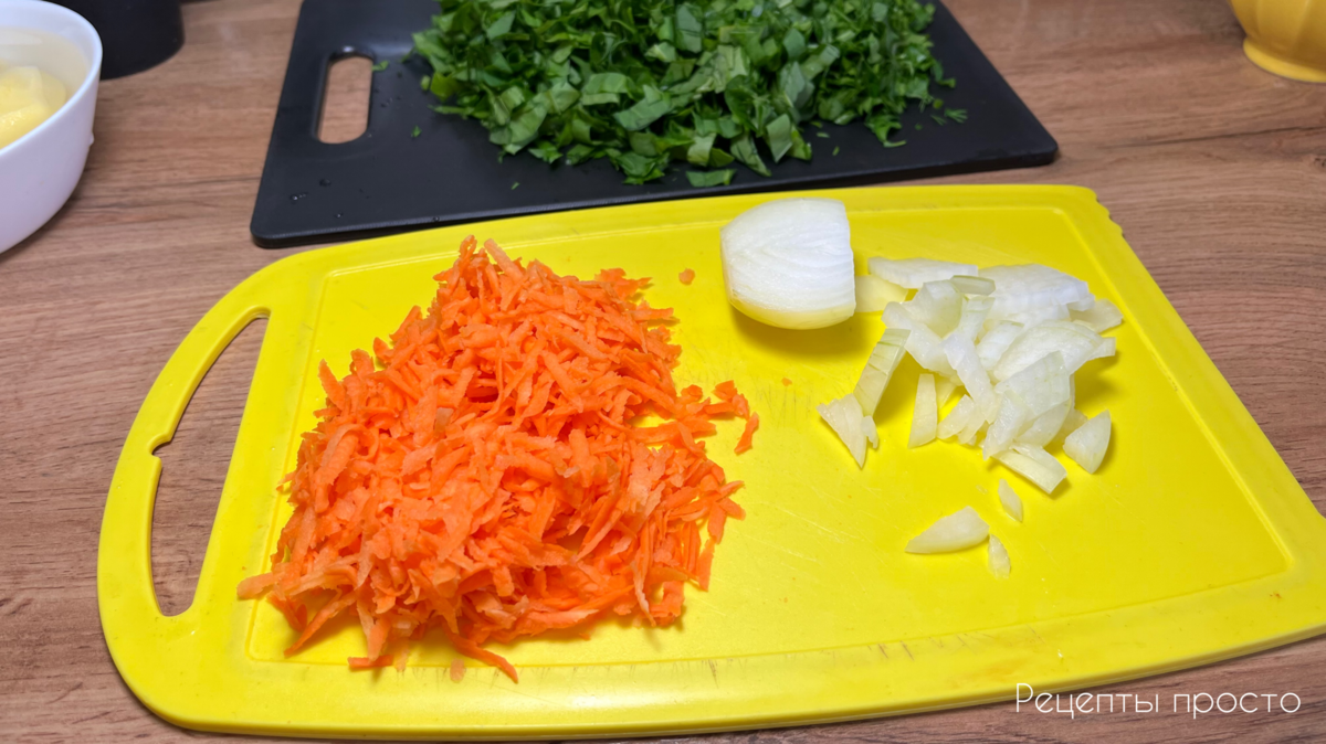 Готовлю овощи на зажарку.