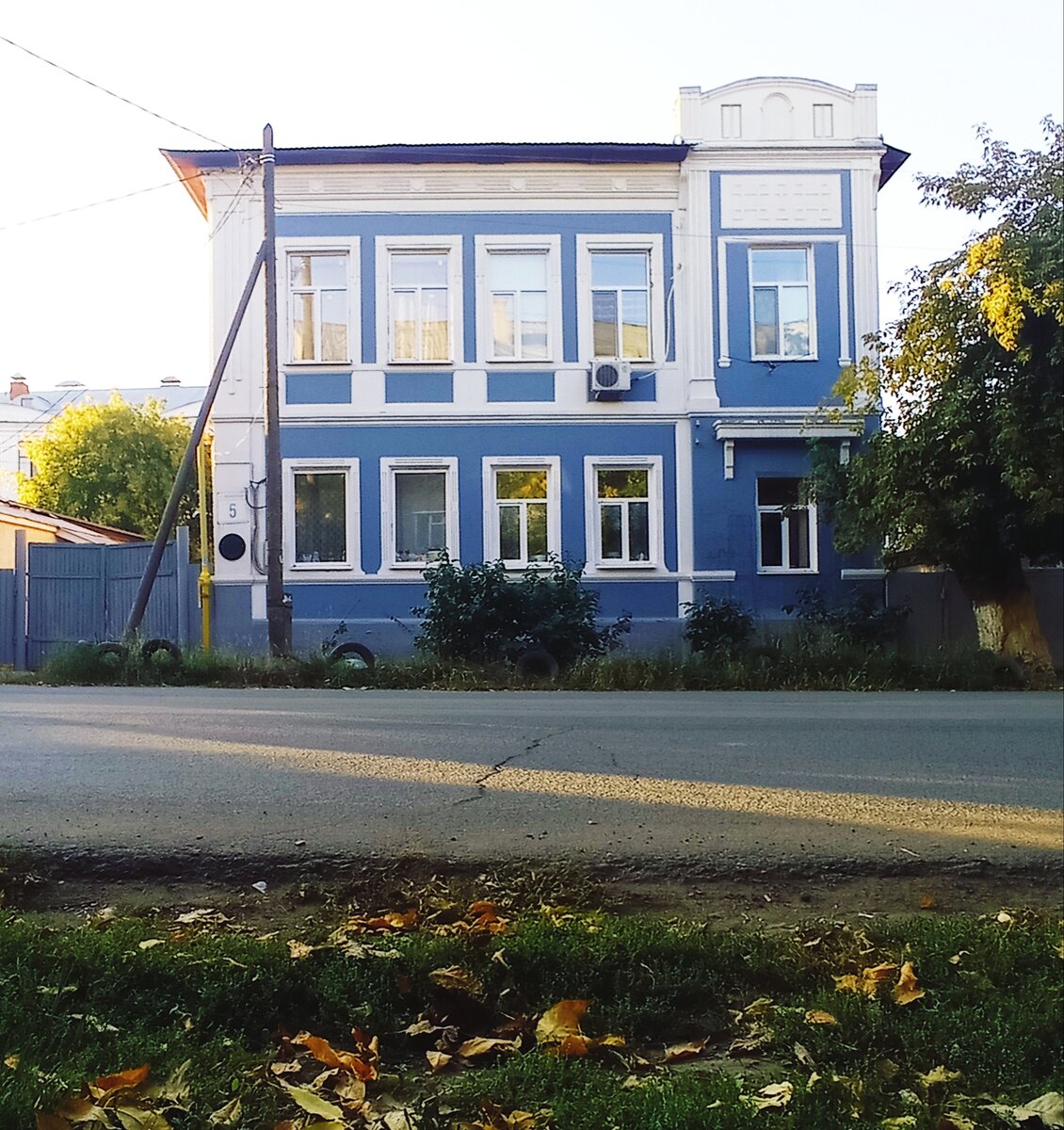 Дом, в котором жил С. И. Калмыков до 1935 года, Оренбург. Слева на фасаде кружок - памятная доска. 