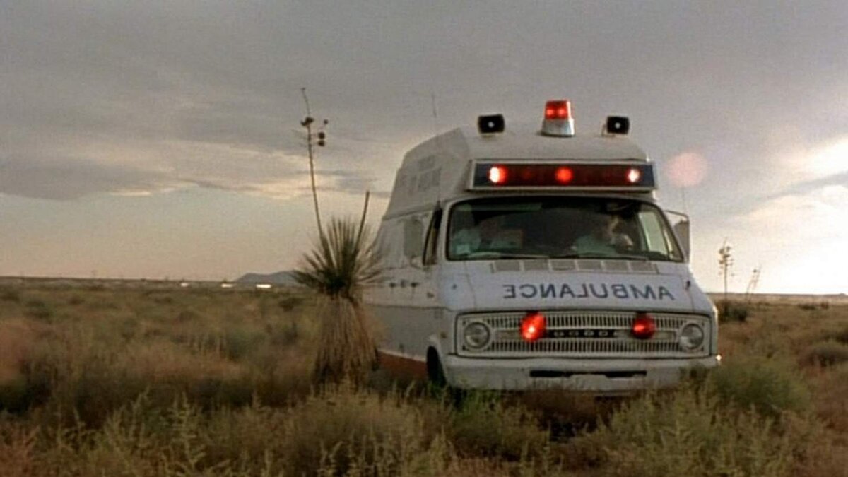 Кадр из фильма "Тайна мотеля "Медовый месяц" (1979). Эта машина Скорой Помощи навсегда останется в памяти как "машина из ада".