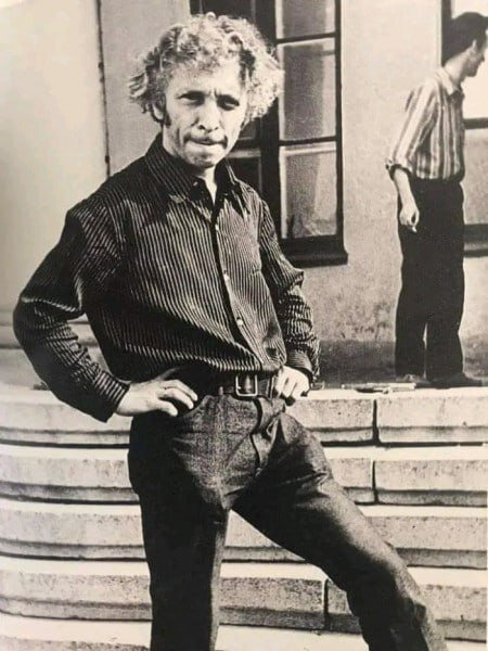 Снимок сделан  на ступеньках Дворца культуры Уралэлектротяжмаша. Вообразите: дело было... в Свердловске в 1968 г.!  Фото взято на ресурсах ТАСС (автор – Анатолий Грахов) 