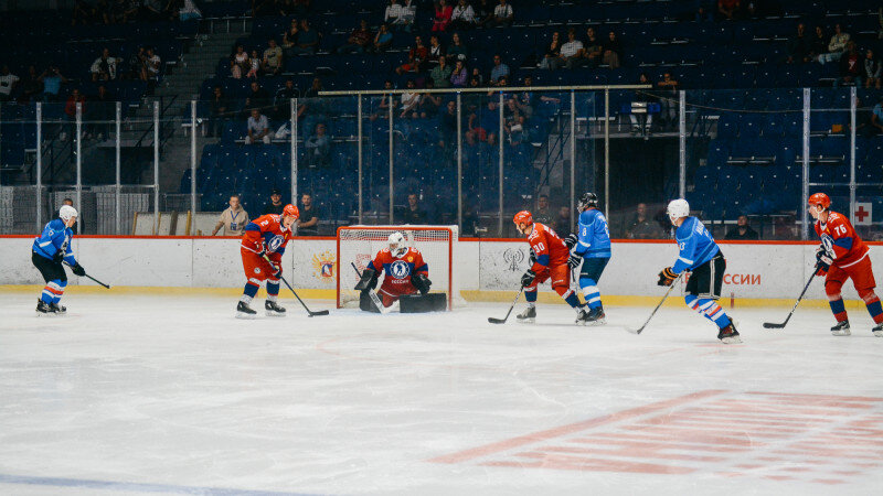     Гала-матч по хоккею в Барнауле. Ирина Пергаева