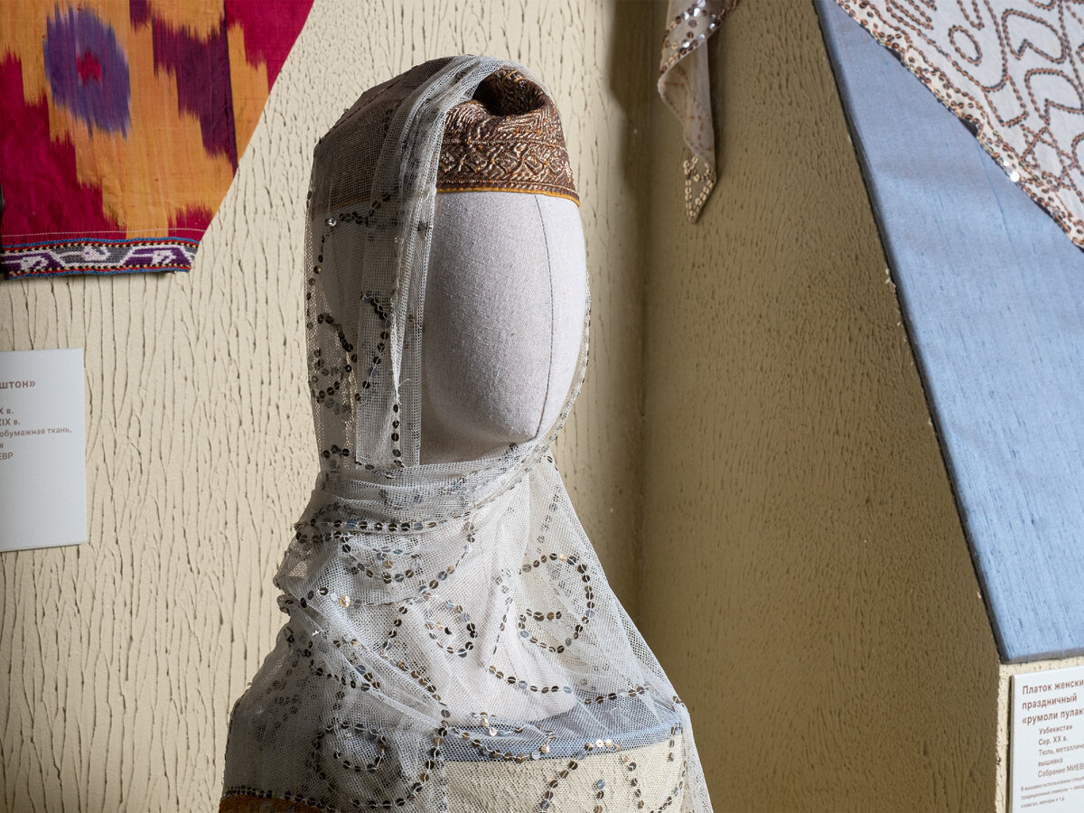 Тупи тос. Средняя Азия. 1930-е. Диаметр 17 см. хлопчатобумажная основа, металлизированная нить. Румоли пулакчи. Средняя Азия. Нач. XX в. Тюль, металлические пайетки, бахрома, вышивка. 256 х 120 см. Предоставлено МИЕВР