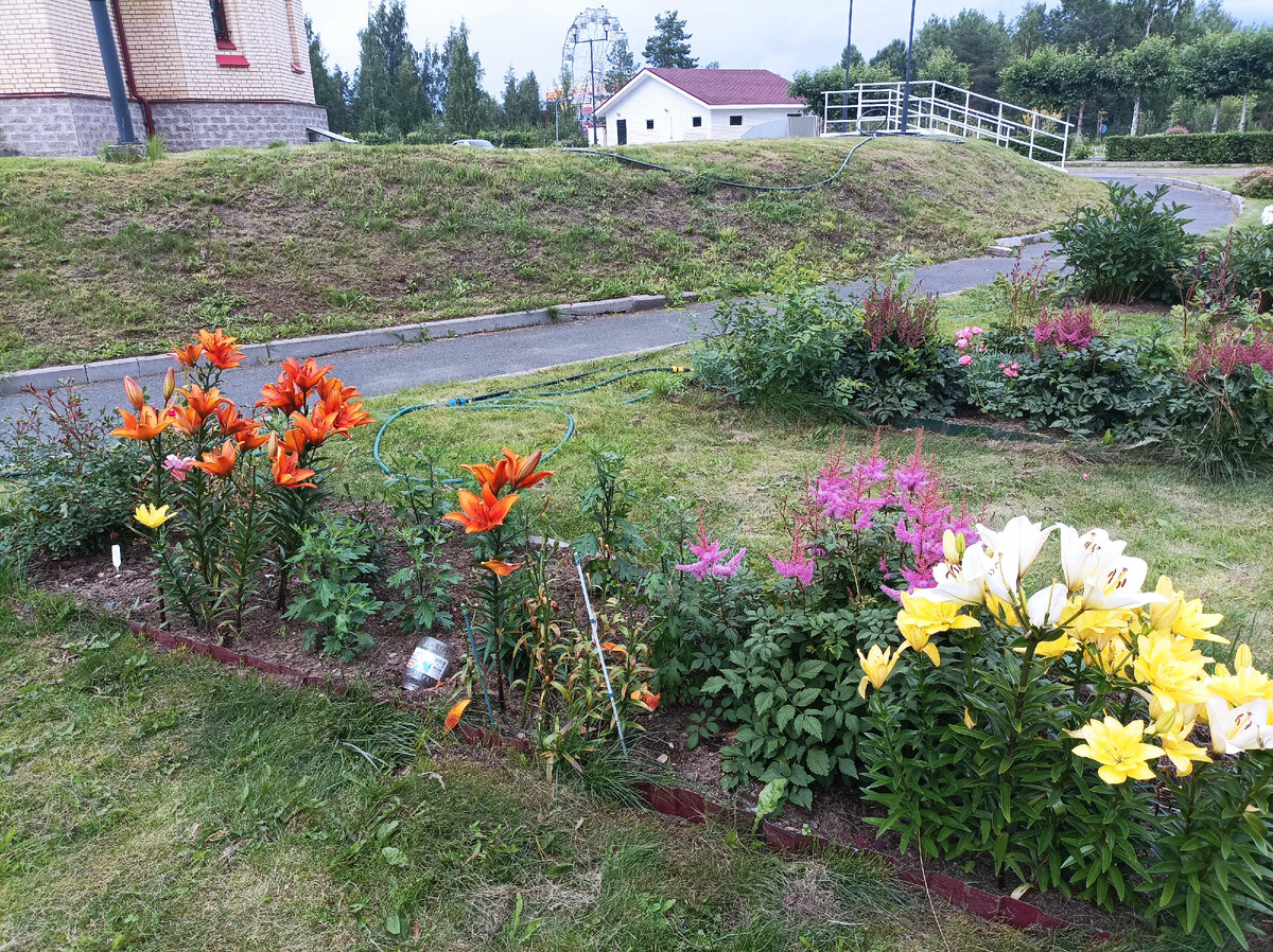 Немножко цветочков у храма