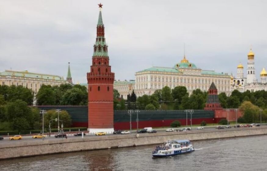    России предложили сократиться, сменить название и флаг