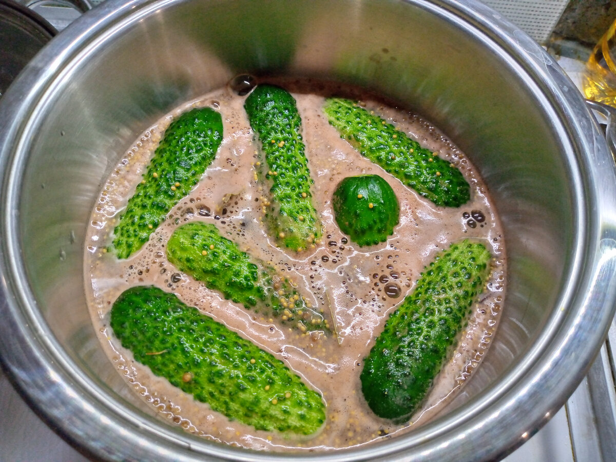 "Купание" огурцов в кипящем маринаде