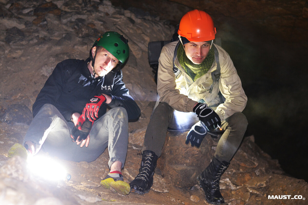 Залаз:
Спуск по лестнице ..... 
Из залаза дует приятным влажным холодным ветерком с запахом известняка. На последней ступеньке становится темно .... 
Крупные капли воды звонко стучат ,ударяясь о камни ....
В первом гроте стоит лавочка и книга для записи гостей пещеры.
Отошёл подальше, Выключил свет, воцарилась гробовая тишина..