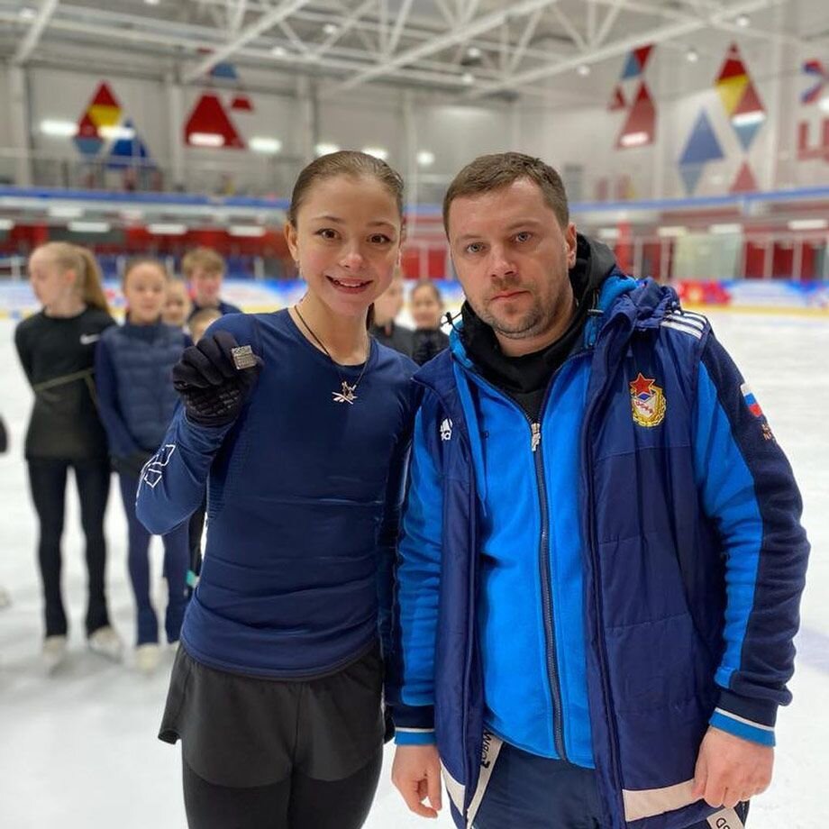 Софья Самоделкина с Сергеем Давыдовом в ЦСКА. Спортсменка тренировалась с этим наставником до весны 2022 года. Фото из открытых источников.