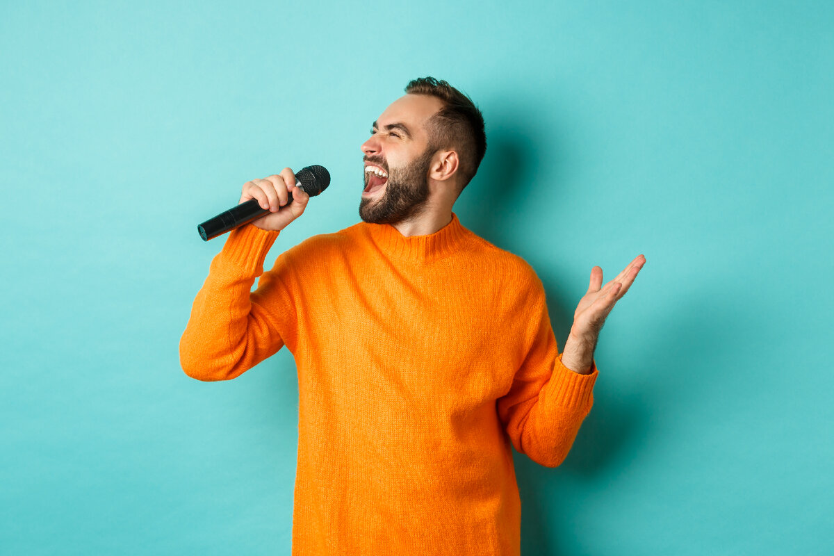 <a href="https://ru.freepik.com/free-photo/handsome-adult-man-perform-song-singing-into-microphone-standing-against-turquoise-wall_11535851.htm#query=%D0%BF%D0%BE%D1%8E%D1%89%D0%B8%D0%B9%20%D1%87%D0%B5%D0%BB%D0%BE%D0%B2%D0%B5%D0%BA&position=0&from_view=search&track=ais">Изображение от benzoix</a> на Freepik