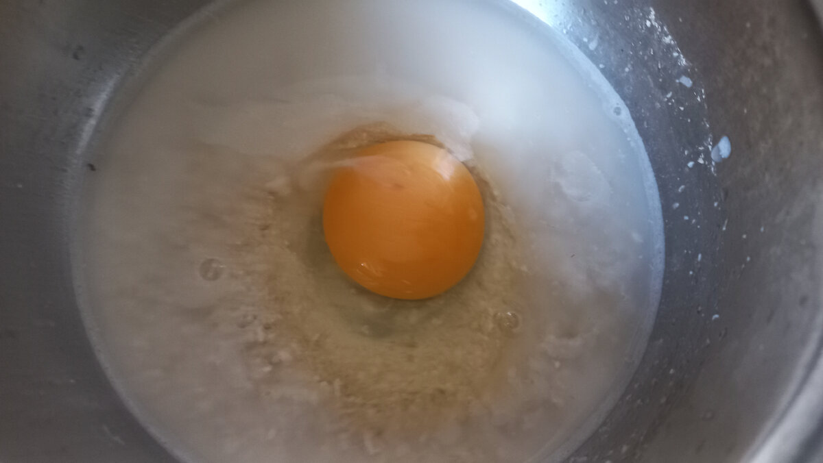 В замоченную крупу добавила яйцо.