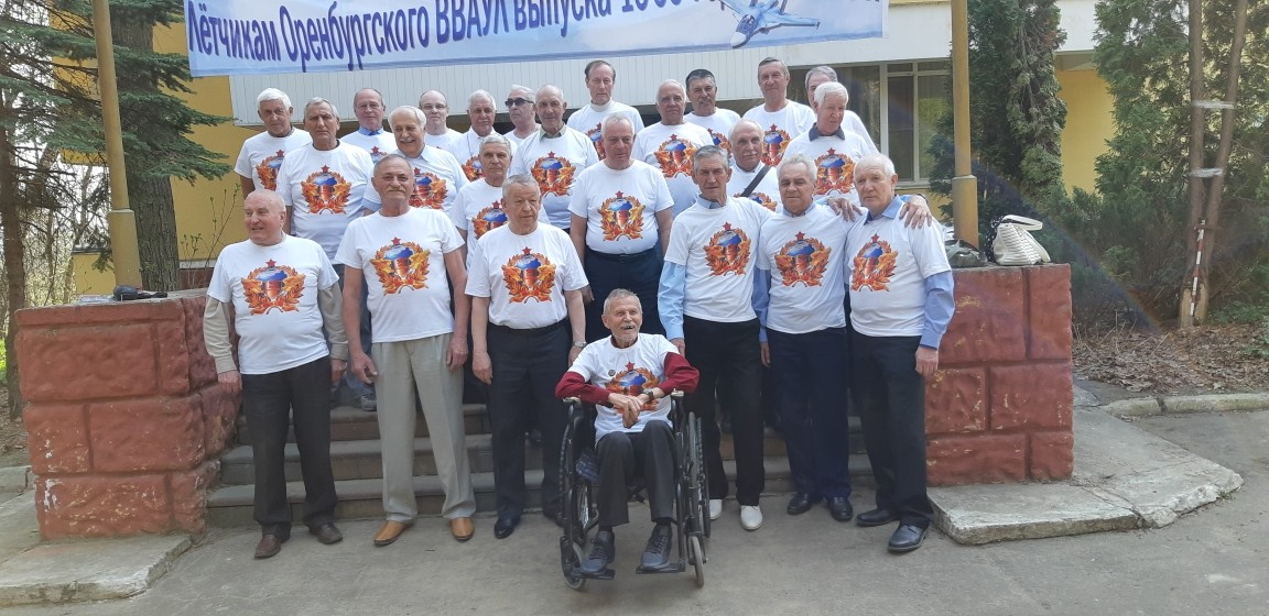 На фото - отмечаем под Москвой 50 лет со дня окончания ОВВАКУЛ им. И.С.Полбина - 69 г. Саша Викторенко стоит в первом ряду, второй справа. 