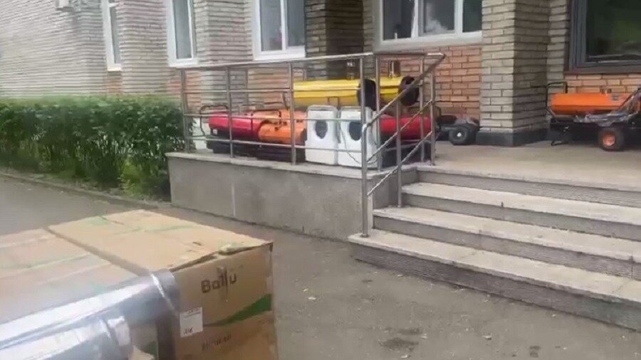     Гуманитарная помощь из Сахалина и Амурской области уже прибыла в Приморье. Её распределяют по различным районам региона, наиболее пострадавшим от паводка.