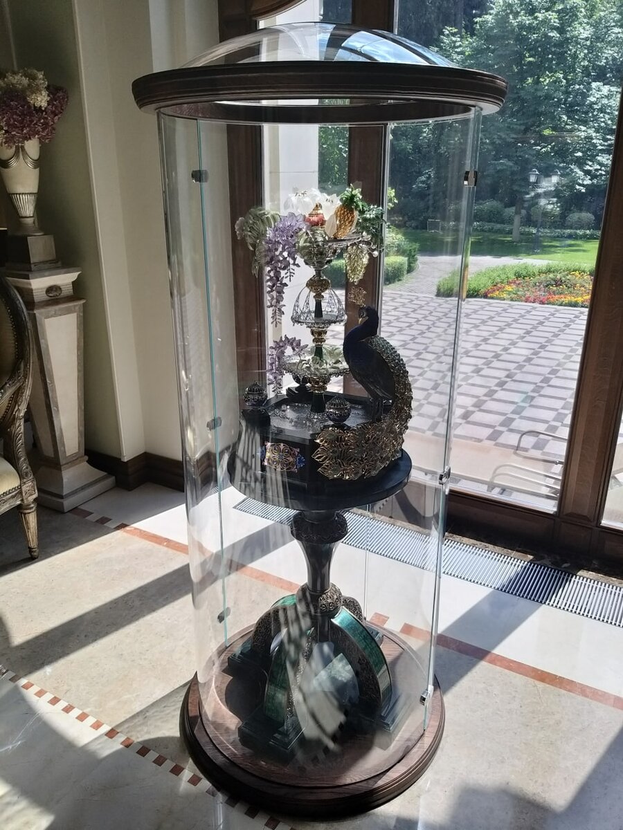 Гнутое стекло для витрин