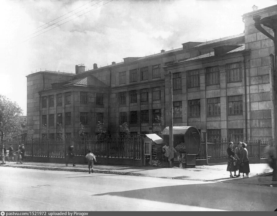 Здание школы № 615 на Верхней Красносельской улице, 1940 г. Источник: Главархив Москвы.