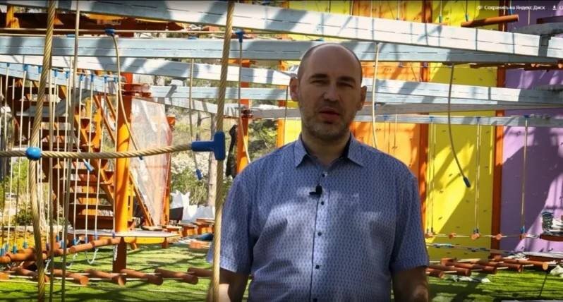 Это я, Михаил Мишенин – основатель и руководитель «Мишенин Парк». А на фоне – крупнейший на данный момент проект компании в Евпатории. 3 этажа, 8 скалодромов, всего 51 препятствие. Вместимость – 75 человек. Самый большой на юге России активити-парк. 
