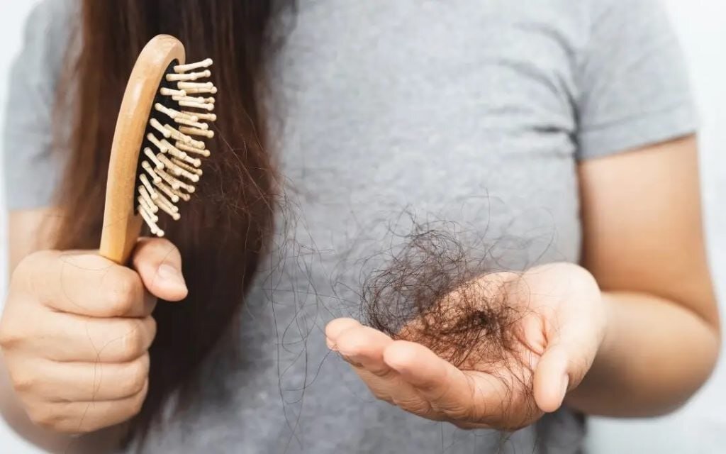 Чего не хватает в организме при сильном выпадении волос? | Домашний доктор  ⚕️ 👩‍⚕️ | Дзен