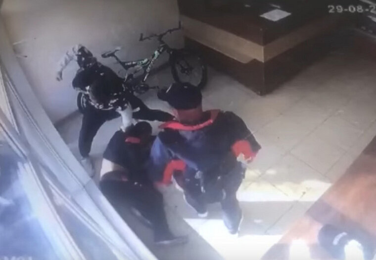    Мужчины напали на подростка в магазине