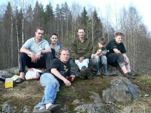 Друг - вверху слева, сын рядом. Моя постоянная компания 15 лет назад. Дети - сейчас  уже взрослые мужики.