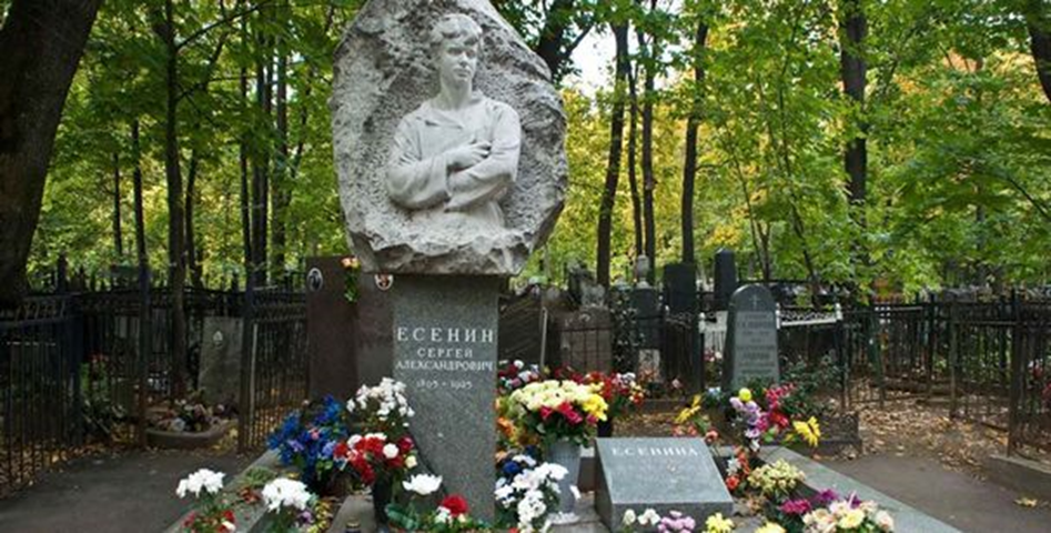 Как найти могилу есенина. Ваганьковское кладбище Есенин. Могила Сергея Есенина на Ваганьковском кладбище. Могила Есенина на Ваганьковском кладбище. Памятник Есенину на Ваганьковском кладбище.