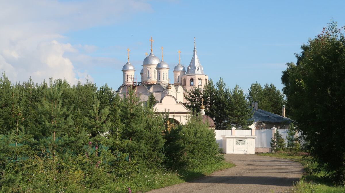 В Галиче и окрестностях сохранилось большое количество монастырей и храмов
