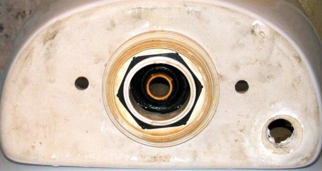 Прокладка между бачком и унитазом: виды, назначение, особенности монтажа