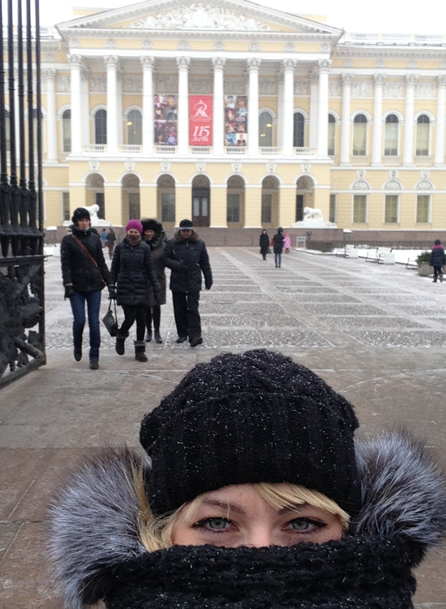 Зима, 2014 г, учусь на 4 курсе университета в Москве. Второй раз в Питер мы поехали зимой после новогодних праздников с друзьями. Мы очень замерзли, как бы тепло не одевались, холод пробирал до костей. Мы добирались от такси до кафе, от кафе до достопримечательности. Даже в Москве не так холодно, как в Питере.