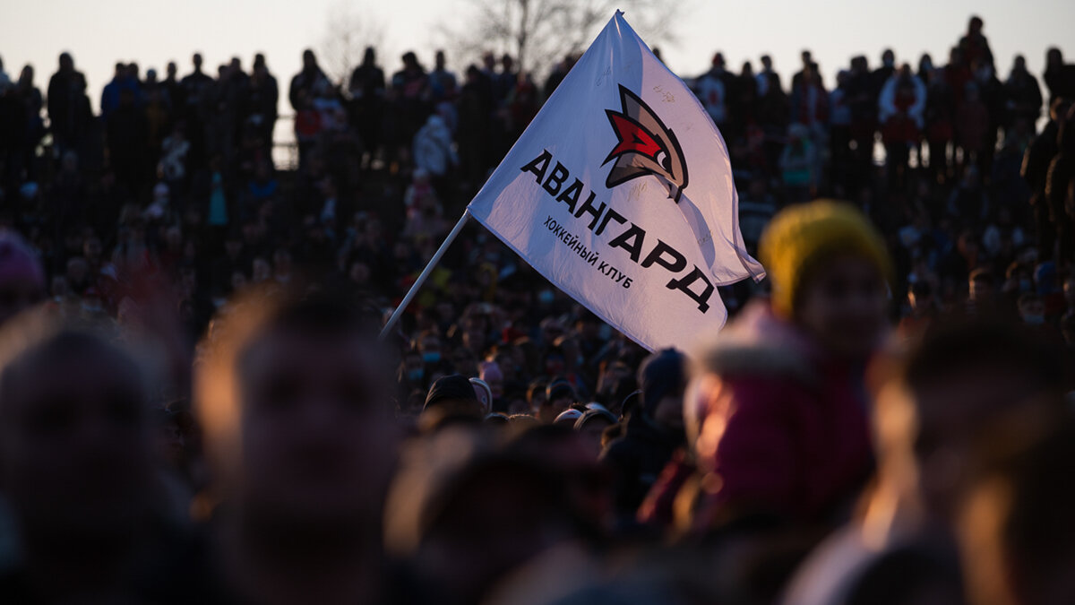 Шарфы, шапки и аксессуары. Омских болельщиков попросили забрать свои забытые вещи