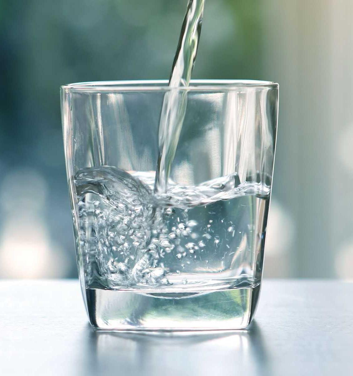 И горячую воду 1 стакан. Стакан воды. Красивые стаканы для воды. Наливает воду. Вода питьевая в стакане.