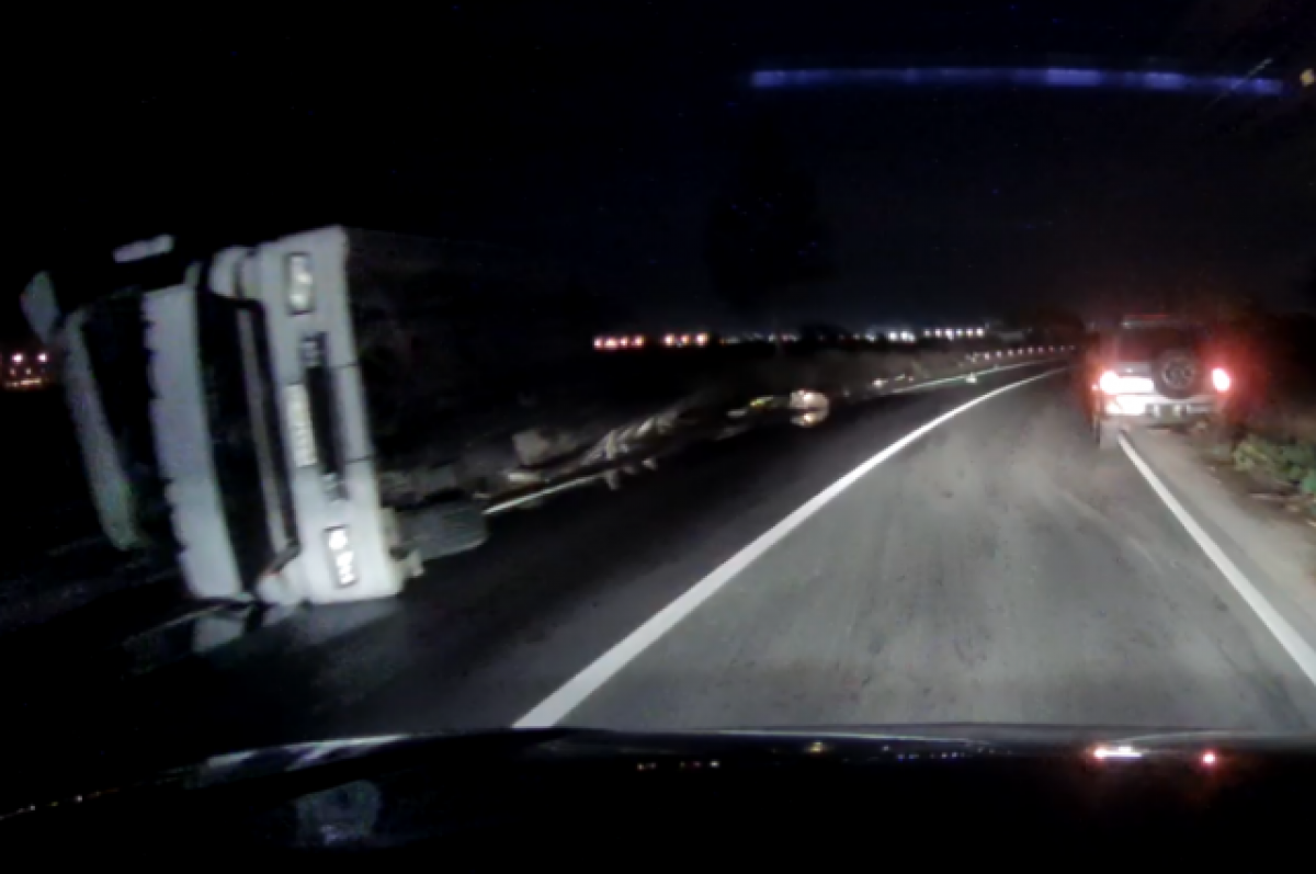    Полтонны горючего вылилось на дорогу в Шушарах из перевернувшейся фуры