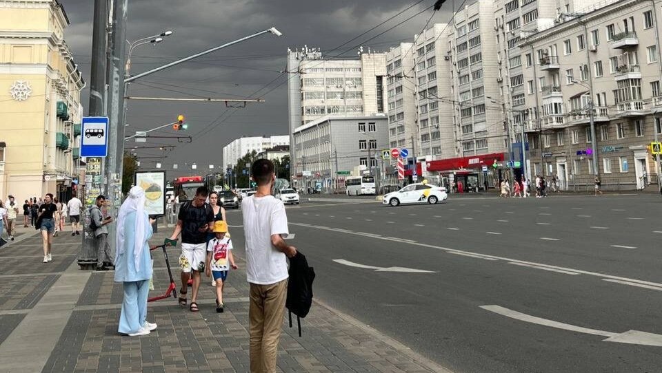     Жители Казани поделились в социальных сетях фотографиями и видео последствий урагана и сильного ливня. По городу наблюдались упавшие на автомобили деревья, сорванные крыши зданий и летающие конструкции и мусорные контейнеры.